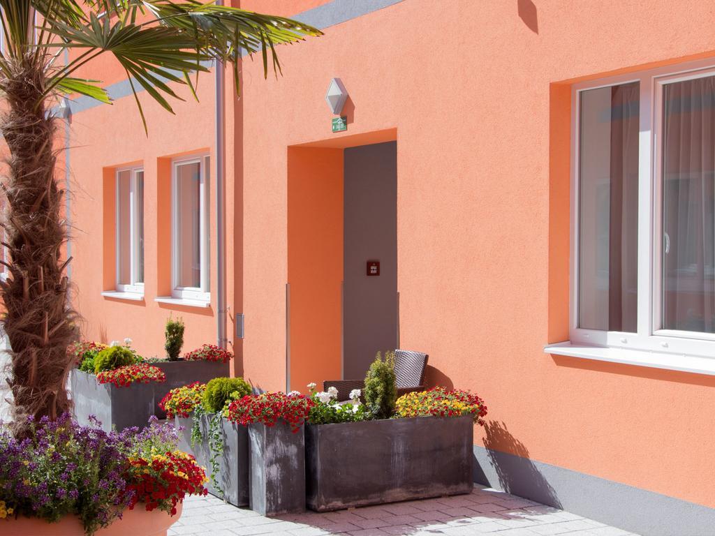 Winrooms "Hotel&Appartement" Wiener Neustadt Exterior foto